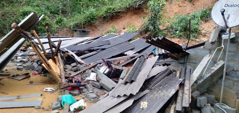 집이 무너져 판자 조각들이 쌓여 있다.